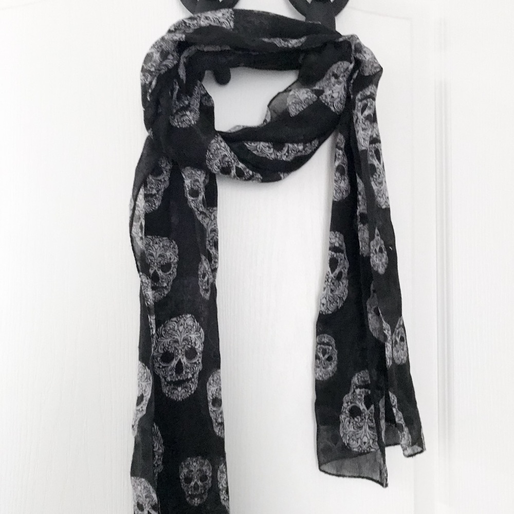 $15 for 3 ⭐️Skeleton pattern scarf